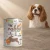 Puszka karmy Syta Micha Królik z warzywami 400 g obok psa rasy Cavalier King Charles spaniel na tle w kolorach opakowania