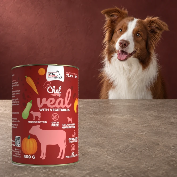 Puszka karmy Syta Micha Cielęcina z warzywami 400 g obok psa rasy border collie na tle w kolorach opakowania