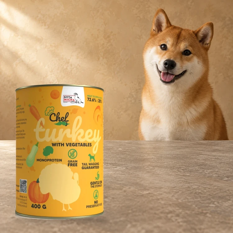 Puszka karmy Syta Micha Indyk z warzywami 400 g obok psa rasy Shiba inu na tle w kolorach opakowania