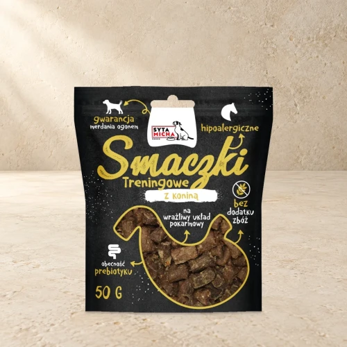 Saszetka smaczków treningowych Syta Micha z koniną 50 g na jasnym tle.