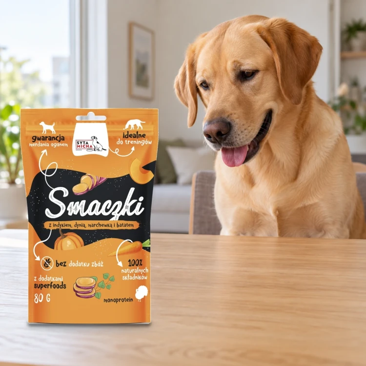 Smaczki Syta Micha z indykiem, dynią, marchewką i batatem 80 g oraz pies w domu