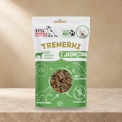 Trenerki Syta Micha z jagnięciną 80 g na jasnym tle.