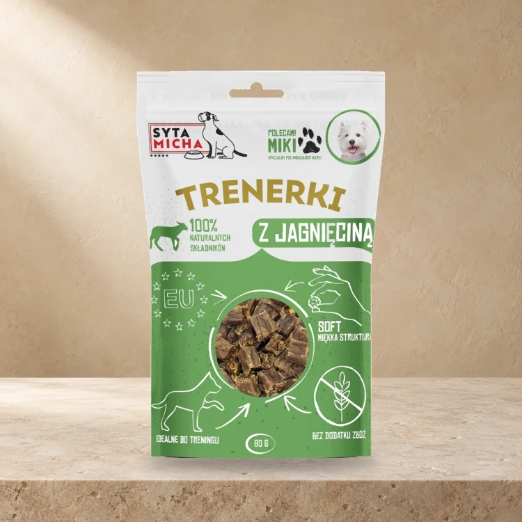 Trenerki Syta Micha z jagnięciną 80 g na jasnym tle.