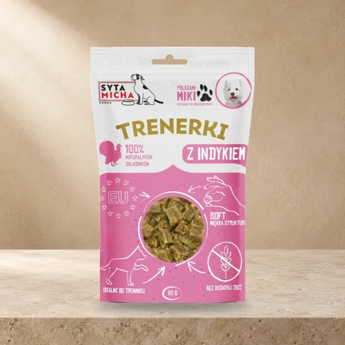 Trenerki Syta Micha z indykiem 80 g na jasnym tle.