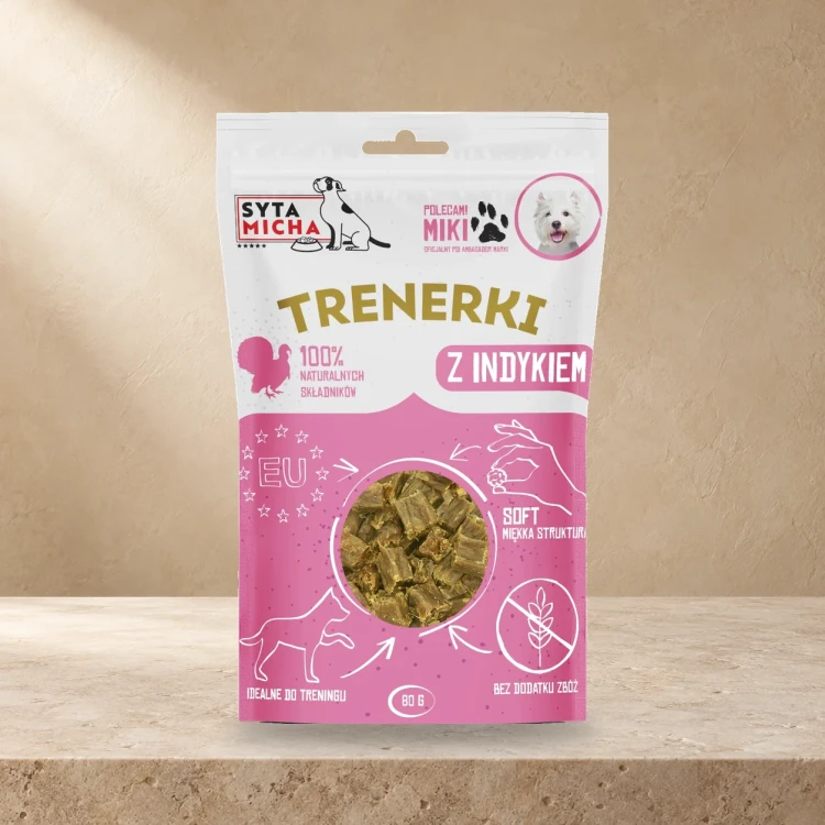 Trenerki Syta Micha z indykiem 80 g na jasnym tle.