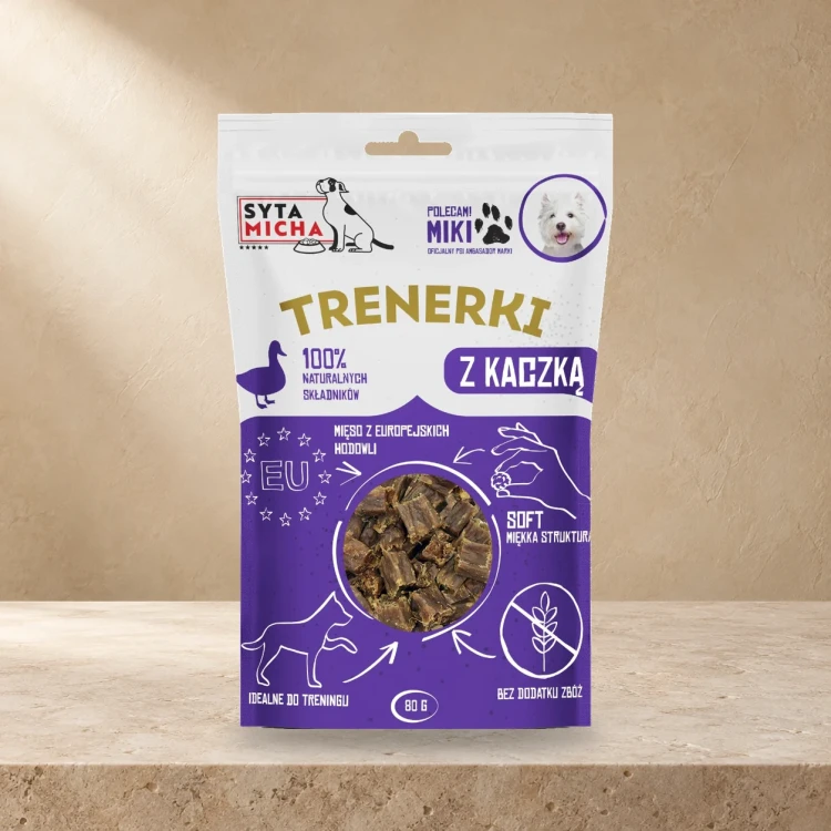 Trenerki Syta Micha z kaczką 80 g na jasnym tle.
