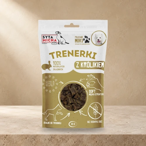 Trenerki Syta Micha z królikiem 80 g na jasnym tle.
