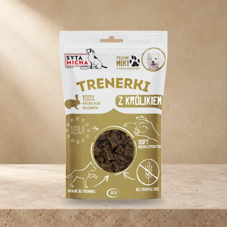 Trenerki Syta Micha z królikiem 80 g na jasnym tle.