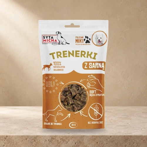 Trenerki Syta Micha z sarną 80 g na jasnym tle.