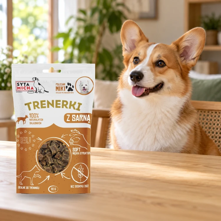 Trenerki Syta Micha z sarną 80 g obok psa w domu.