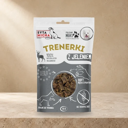 Trenerki Syta Micha z jeleniem 80 g na jasnym tle.