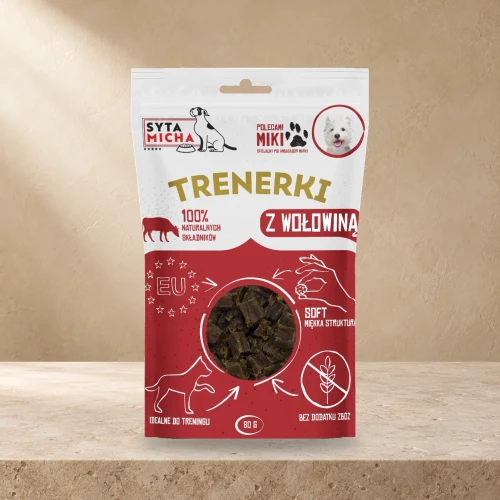 Trenerki Syta Micha z wołowiną 80 g na jasnym tle.