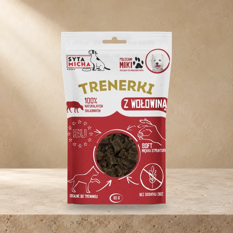 Trenerki Syta Micha z wołowiną 80 g na jasnym tle.