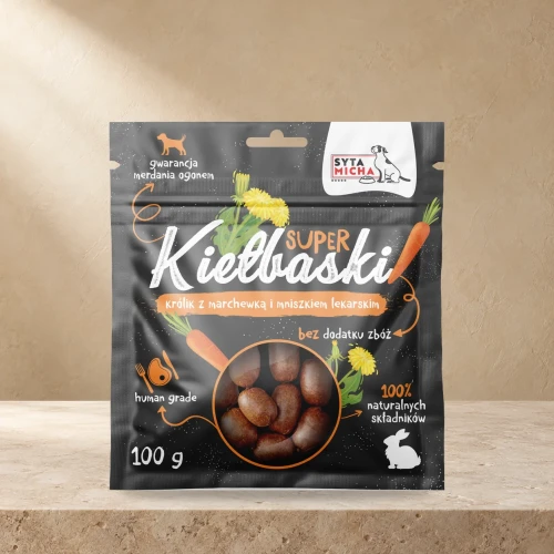 Kiełbaski Syta Micha królik z marchewką i mniszkiem 100 g na jasnym blacie
