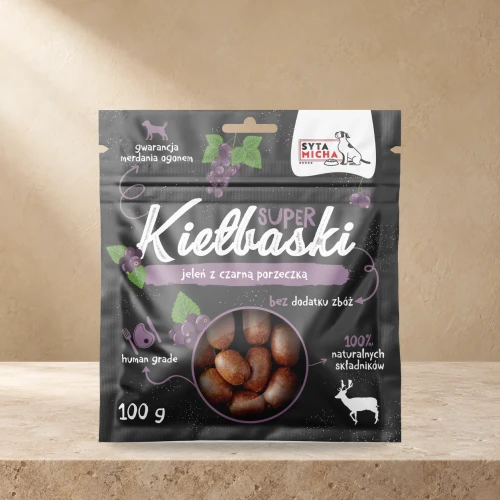 Kiełbaski Syta Micha jeleń z czarną porzeczką 100 g na jasnym blacie