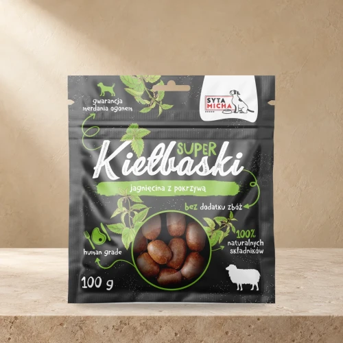 Kiełbaski Syta Micha jagnięcina z pokrzywą 100 g na jasnym blacie