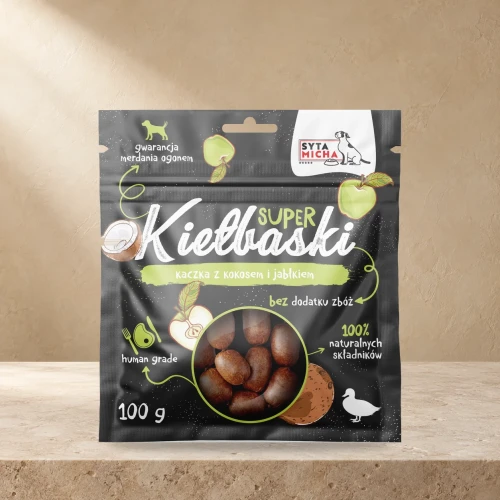 Kiełbaski Syta Micha kaczka z kokosem i jabłkiem 100 g na jasnym blacie