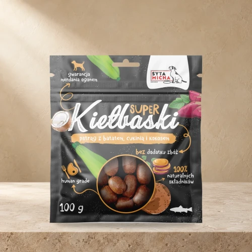 Kiełbaski Syta Micha pstrąg z batatem, cukinią i kokosem 100 g na jasnym blacie