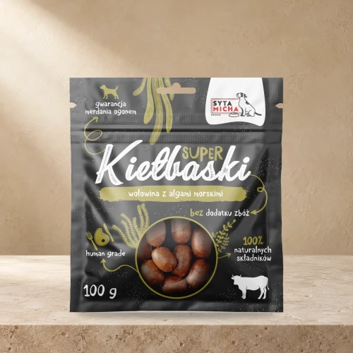 Kiełbaski Syta Micha wołowina z algami morskimi 100 g na jasnym blacie