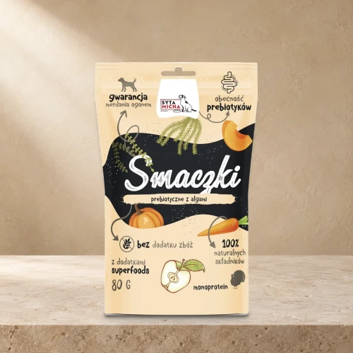 Opakowanie prebiotycznych smaczków Syta Micha z indykiem i algami 80 g na jasnym tle