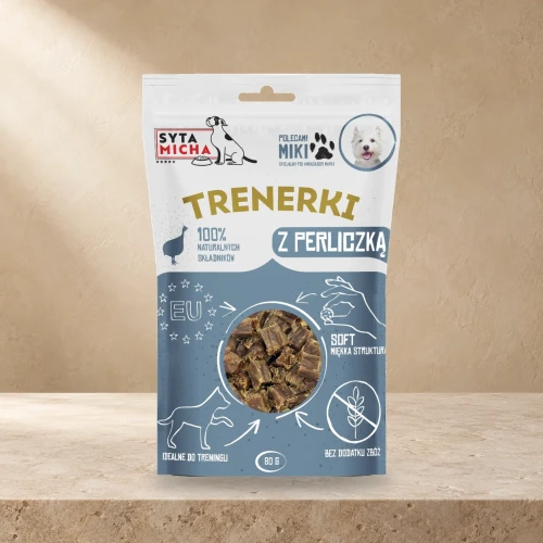 Trenerki Syta Micha z perliczką 80 g na jasnym tle.