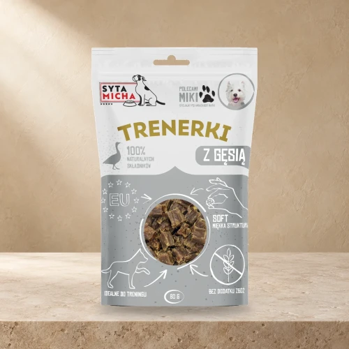 Trenerki Syta Micha z gęsią 80 g na jasnym tle.