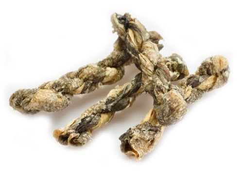 Kilka podłużnych, skręconych gryzaków Fish4Dogs Sea Jerky Fish Twists na białym tle