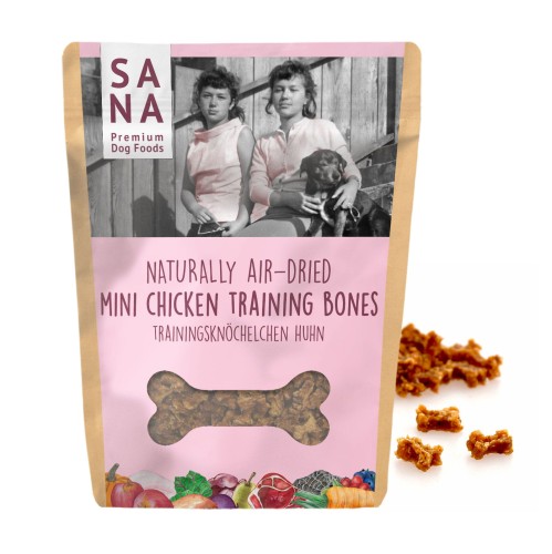 Torebka SANA Dog Mini Chicken Training Bones z różową etykietą i okienkiem w kształcie kości; obok rozsypane przysmaki
